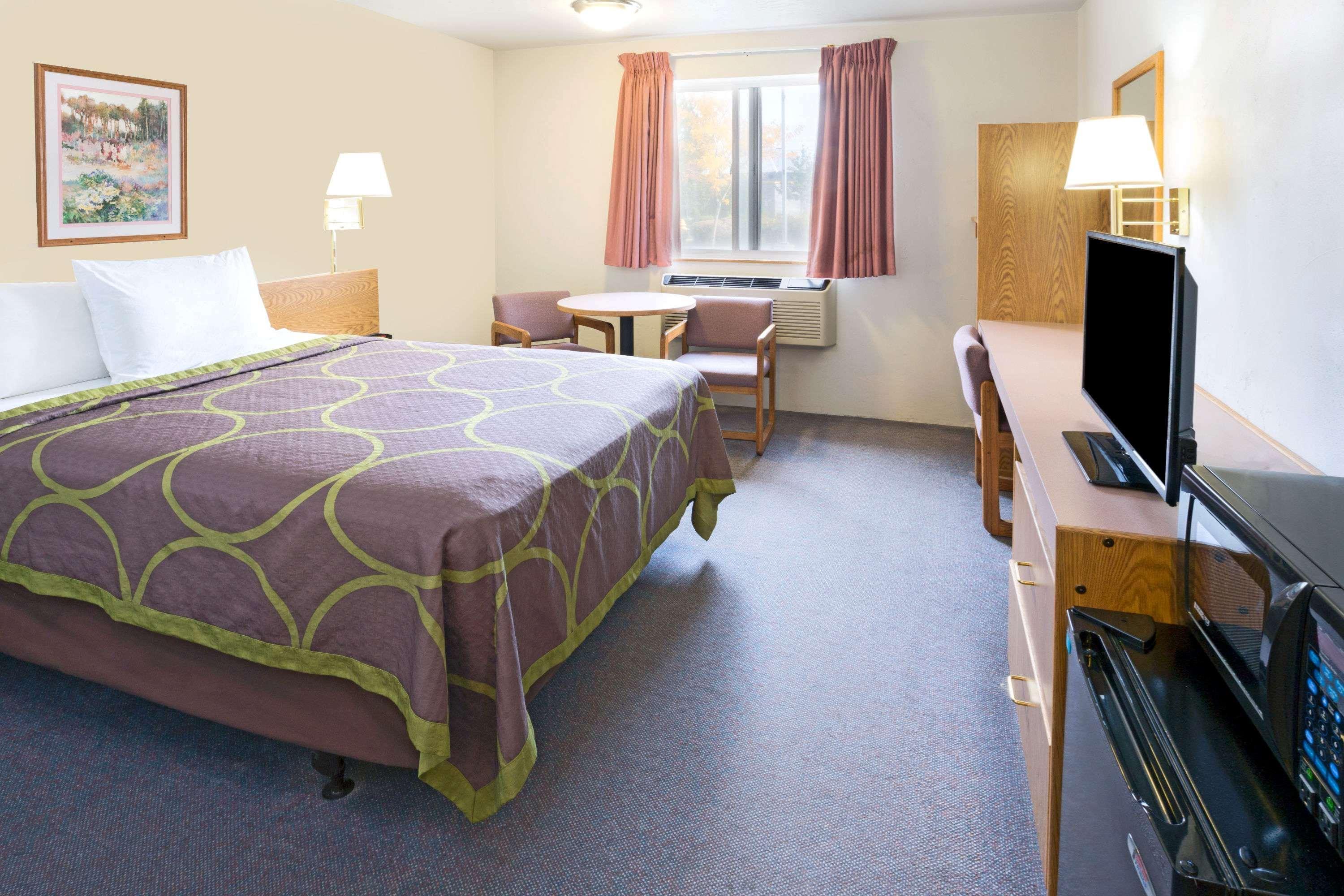 Super 8 By Wyndham Hotel